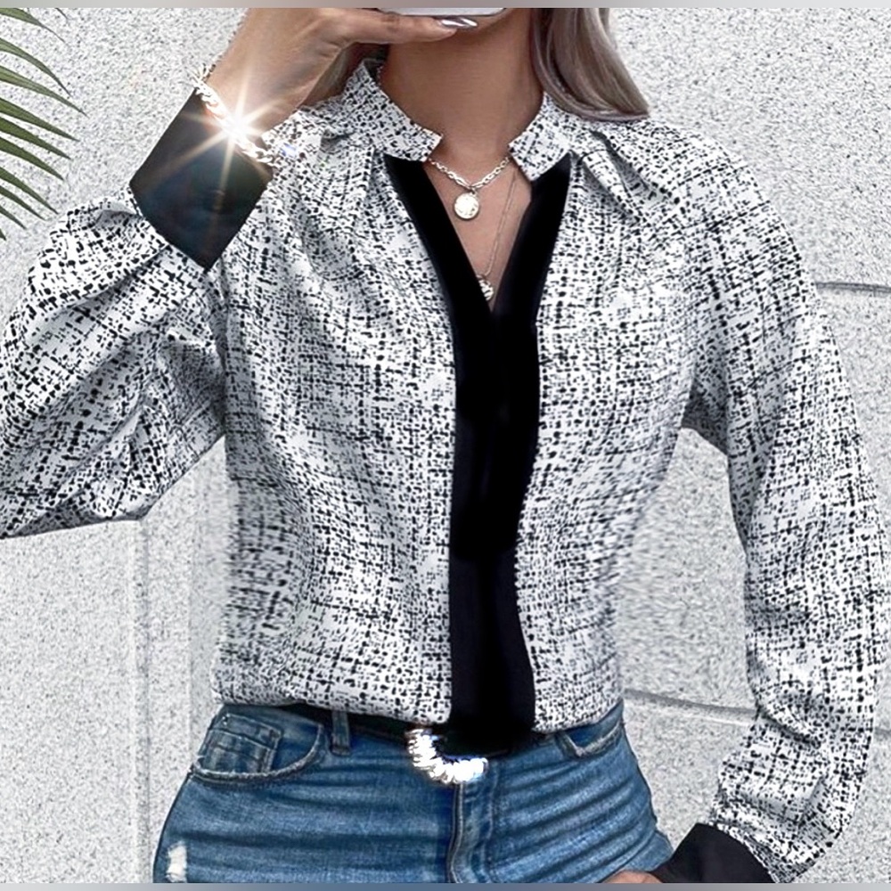 Nwt, Lavishly Paris Notched Blouse